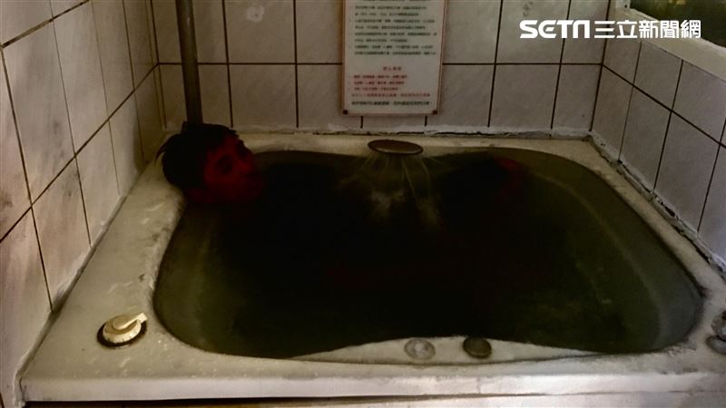 摩鐵縱火燒床！警破門驚見「他」泡澡