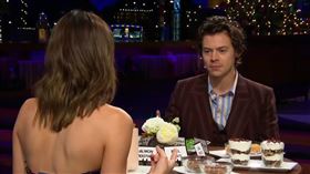 「一世代」成員哈利和前女友坎達兒珍娜上《詹姆斯科爾登深夜秀》。（圖／翻攝自YouTub）