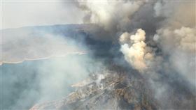 澳洲面臨森林大火及攝氏40度以上高溫等氣候變遷問題，有國防專家指出，必須要以國防戰略的層次來應對。（圖取自facebook.com/QldFireandEmergencyServices）