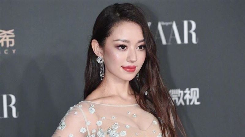 郎朗嫩妻渾圓雪乳炸裂　網：誰頂的住