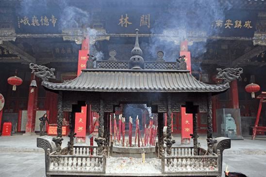 孫權將關羽首級送給曹操，民間傳說曹操將其安葬於洛陽，通常認為埋葬地點為關林，關林是萬曆年間建造的祀祠場所。（圖／翻攝百度百科）