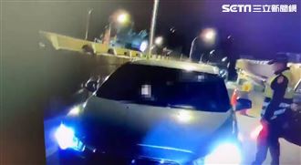 攔檢不停狂飆上國道…下一秒自撞護欄