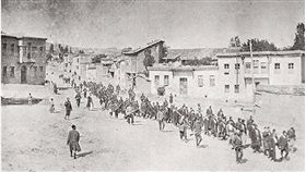 美國聯邦參議院13日一致通過決議，確立美國政策是把鄂圖曼帝國於1915年到1923年殺害150萬名亞美尼亞人的事件視為種族屠殺紀念。圖為亞美尼亞平民在鄂圖曼士兵引領下前往監獄。（圖取自維基共享資源，版權屬公眾領域）