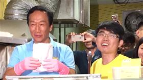 郭台銘訪台中潭子博士雞排（1）鴻海董事長郭台銘（左）10日走訪台中潭子「博士雞排」，更親自體驗炸雞排，老闆宋耿郎（右）笑稱「這是總統雞排」。中央社記者趙麗妍攝　108年5月10日