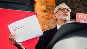 英國最大在野黨工黨料將在這次大選慘敗。黨魁柯賓13日表示，他會為工黨吞下84年來最慘敗仗請辭黨魁。（圖取自twitter.com/jeremycorbyn）