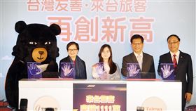 來台國際旅客達1111萬人次創新高交通部觀光局13日在台北舉辦「台灣友善．再創新高」記者會，觀光局長周永暉（右）、交通部長林佳龍（右2）、台灣觀光協會長葉菊蘭（右4）及今年來台第1111萬幸運旅客、來自韓國的鄭年朝（右3）出席，一同慶祝今年來台旅客人次再創歷史新高。中央社記者施宗暉攝　108年12月13日