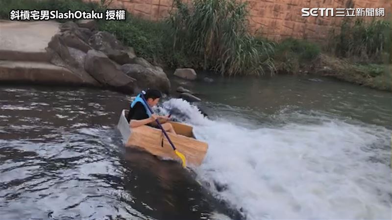 用紙箱來泛舟　網驚：這艘船意外穩！