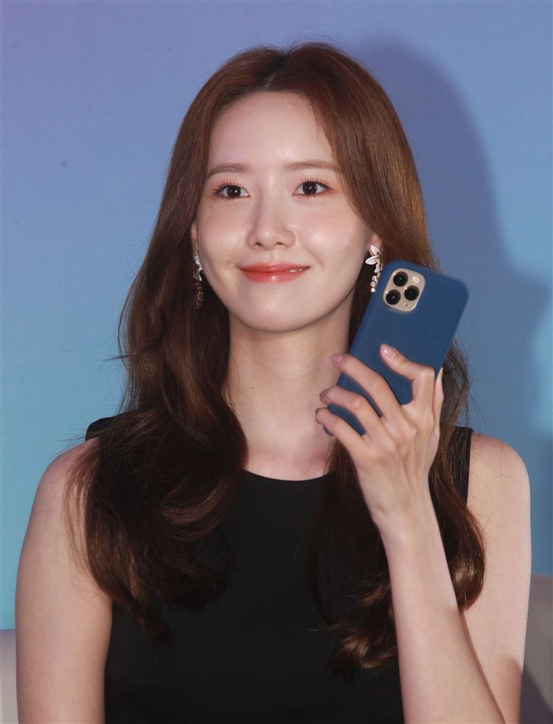 潤娥品牌代言現場用手機與粉絲互動送紅包。（記者邱榮吉/攝影）