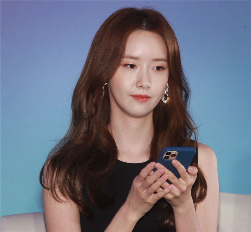 潤娥品牌代言現場用手機與粉絲互動送紅包。（記者邱榮吉/攝影）