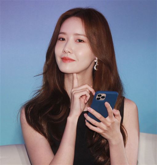 潤娥品牌代言用手機與粉絲互動送紅包