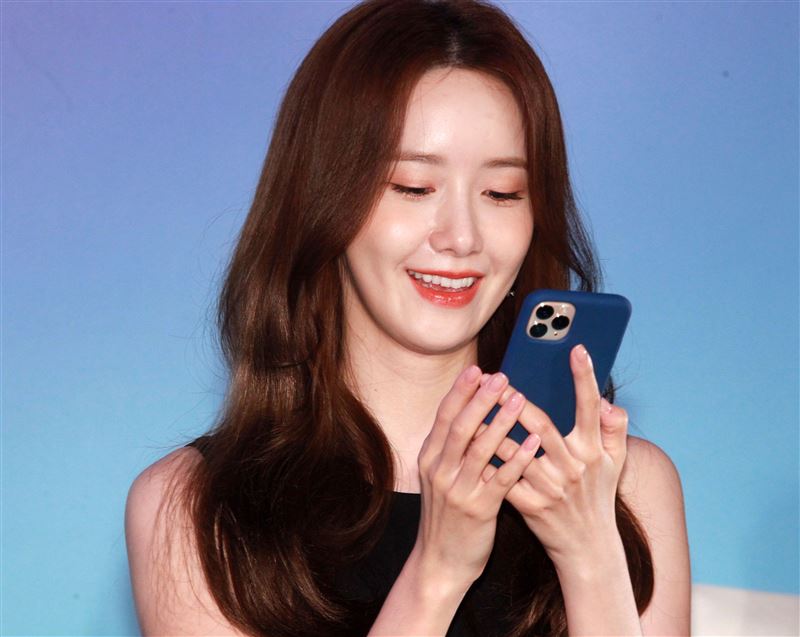 潤娥品牌代言現場用手機與粉絲互動送紅包。（記者邱榮吉/攝影）