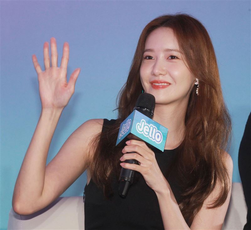 潤娥品牌代言現場用手機與粉絲互動送紅包。（記者邱榮吉/攝影）