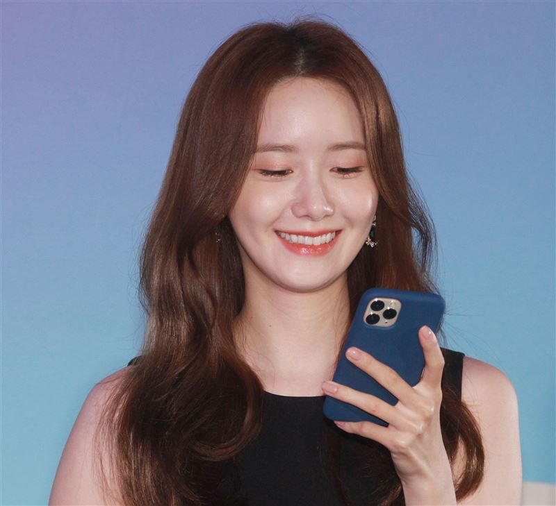 潤娥品牌代言現場用手機與粉絲互動送紅包。（記者邱榮吉/攝影）