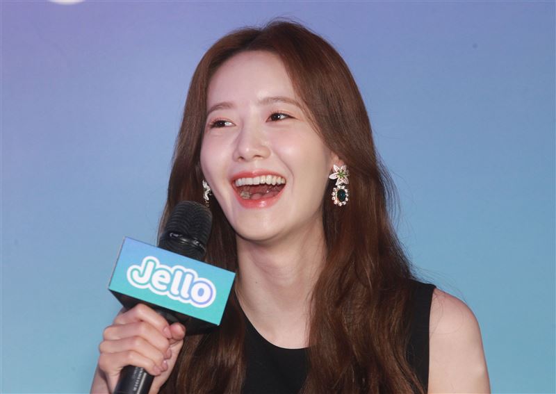 潤娥品牌代言現場用手機與粉絲互動送紅包。（記者邱榮吉/攝影）