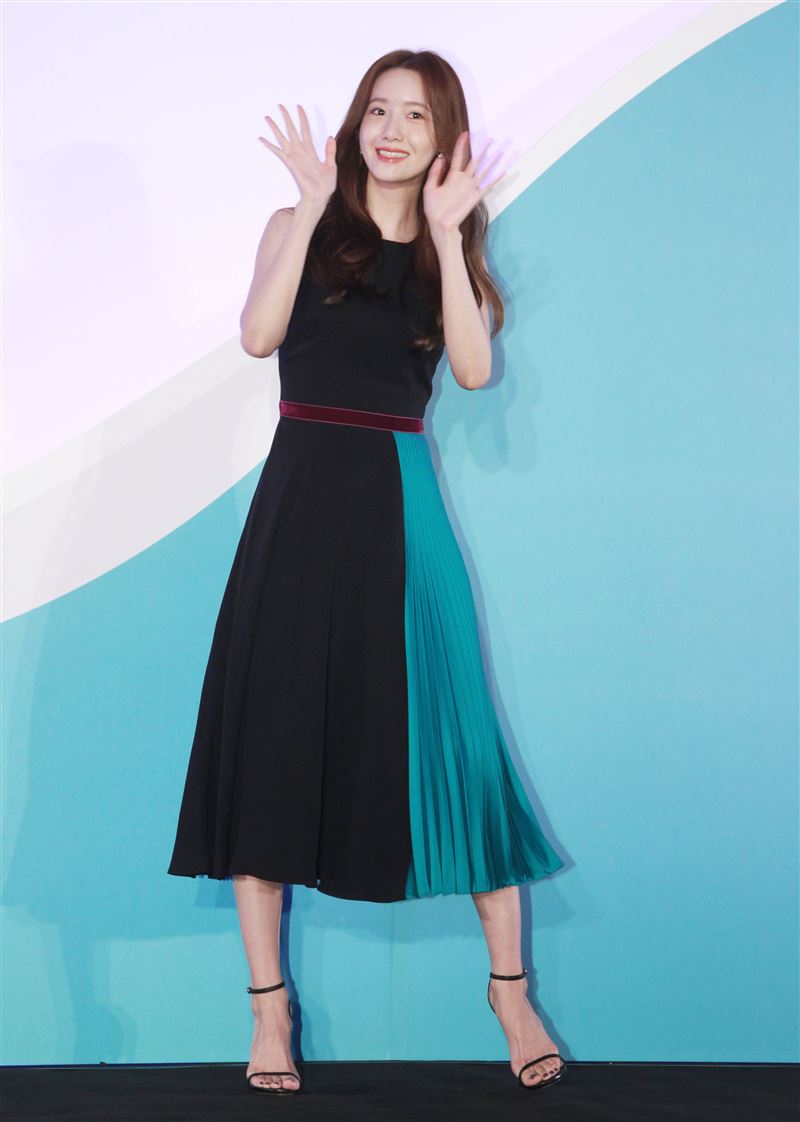 潤娥品牌代言現場用手機與粉絲互動送紅包。（記者邱榮吉/攝影）