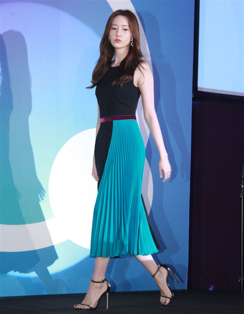 潤娥品牌代言現場用手機與粉絲互動送紅包。（記者邱榮吉/攝影）