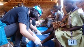 李佾純赴肯亞助幼童  幫除沙蚤教作衛生棉（2）衛福部台東醫院員工李佾純（左）連續2年到肯亞偏鄉小鎮基塔萊（kitale），幫助當地小朋友除沙蚤。李佾純說，她先幫孩童泡腳消毒，接著再將鑽進指甲或是皮膚裡面的沙蚤夾出，處置完畢後擦上凡士林或是消炎藥。（李佾純提供）中央社記者盧太城台東傳真  108年12月13日