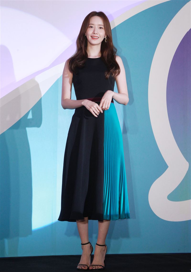 潤娥品牌代言現場用手機與粉絲互動送紅包。（記者邱榮吉/攝影）