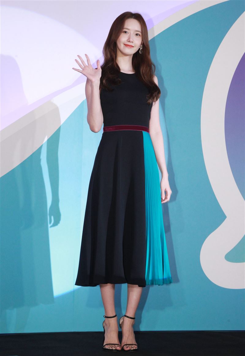 潤娥品牌代言現場用手機與粉絲互動送紅包。（記者邱榮吉/攝影）