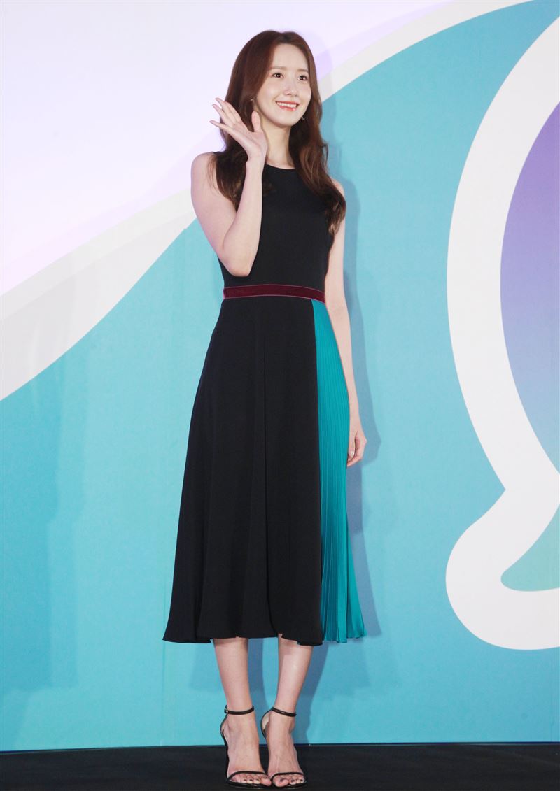 潤娥品牌代言現場用手機與粉絲互動送紅包。（記者邱榮吉/攝影）