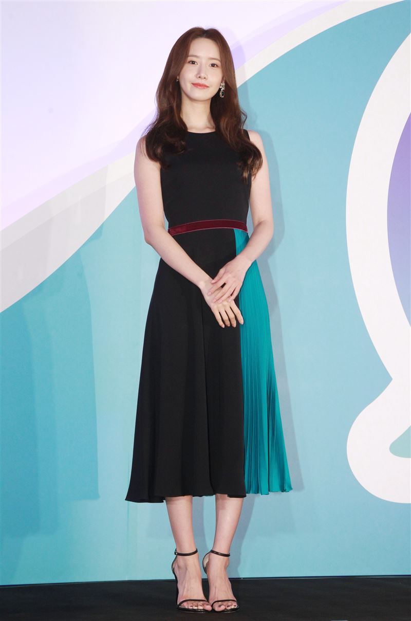 潤娥品牌代言現場用手機與粉絲互動送紅包。（記者邱榮吉/攝影）