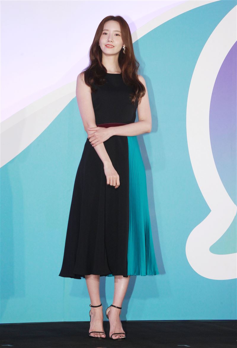 潤娥品牌代言現場用手機與粉絲互動送紅包。（記者邱榮吉/攝影）