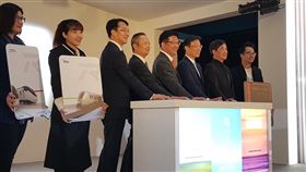 台鐵美學復興特展（1）台鐵局13日上午舉辦「鳴日－台鐵美學復興」系列活動開跑記者會，交通部長林佳龍（右4）、台鐵局長張政源（右3）、台鐵美學設計諮詢審議小組委員張基義（右2），改造觀光列車設計團隊柏成設計創辦人邱柏文（右）等都出席。中央社記者鄭景雯攝  108年12月13日