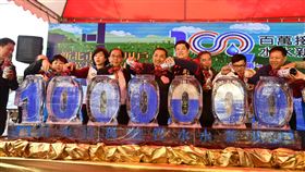 新北污水下水道接管100萬戶新北市長侯友宜（右5）13日主持新北市污水下水道接管100萬戶達標儀式，強調這是新北市努力22年的成果，謝謝中央的支持，也謝謝市議員、里長與住戶溝通，讓施工順利。（市府新聞局提供）中央社記者黃旭昇新北傳真  108年12月13日