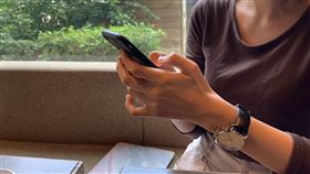 圖／記者谷庭攝,用手機,滑手機