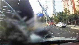 大陸,四川,穿越,馬路,橫越,交通,車禍,祖孫,撞飛,達州,死神, 圖／翻攝自微博