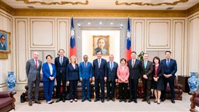 立法院蘇嘉全院長今(13)日上午在立法院「台灣與法國國會友好聯誼會」副會長尤美女委員、林志嘉秘書長、外交部歐洲司姜森司長、駐法國代表處顏嘉良副組長及法國在台協會公孫孟主任等人陪同下，會見法國參議院莫蘇里(Hon. Thani Mohamed-Soilihi)副議長一行。蘇嘉全辦公室提供
