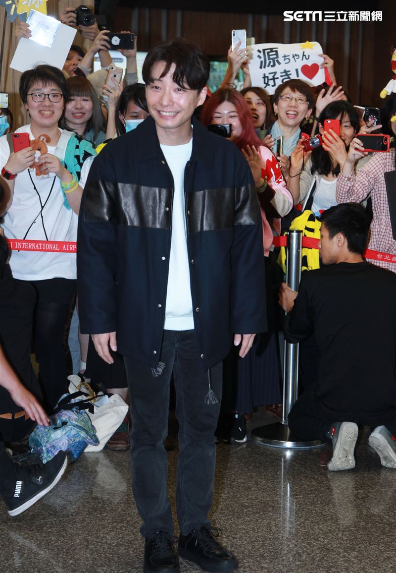 以「月薪嬌妻｣演員身分爆紅星野源，飛抵台北會粉絲。（記者邱榮吉/攝影）
