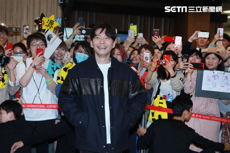 以「月薪嬌妻｣演員身分爆紅星野源，飛抵台北會粉絲。（記者邱榮吉/攝影）