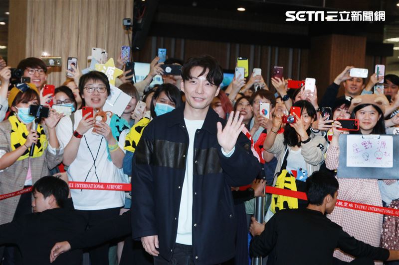 以「月薪嬌妻｣演員身分爆紅星野源，飛抵台北會粉絲。（記者邱榮吉/攝影）