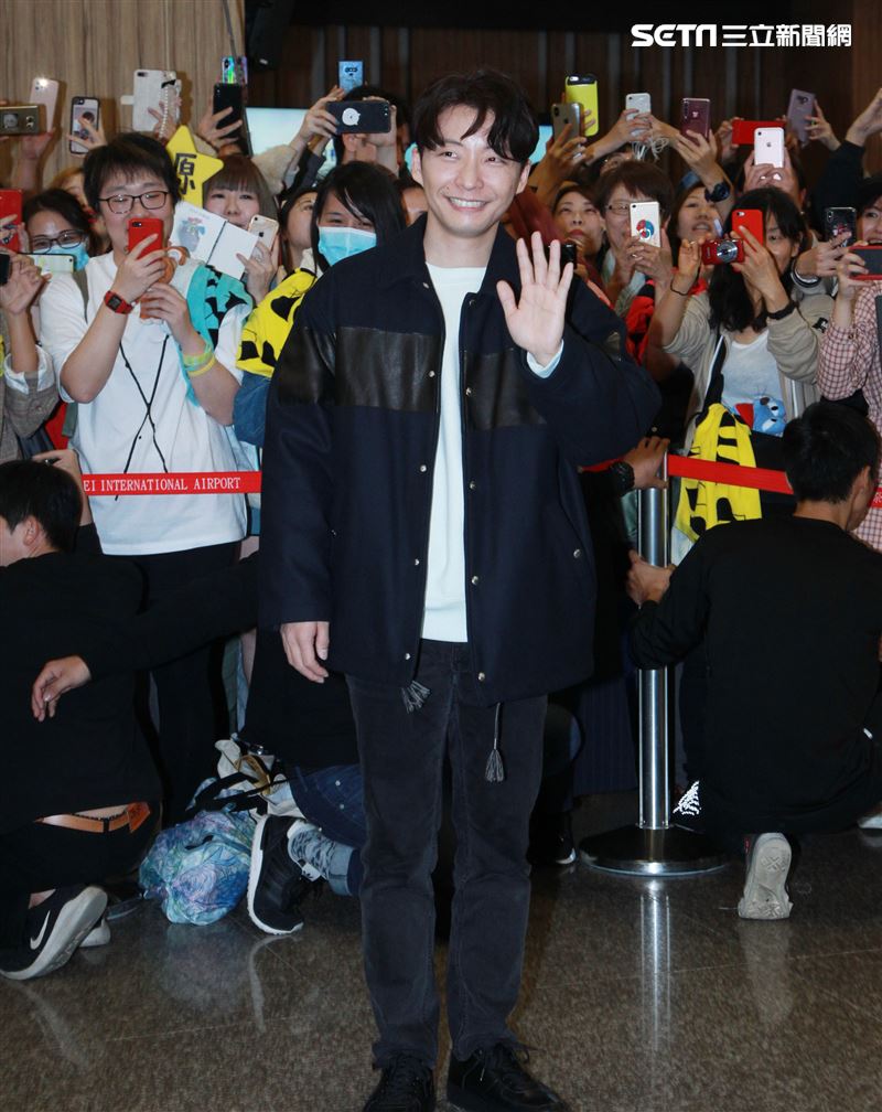 以「月薪嬌妻｣演員身分爆紅星野源，飛抵台北會粉絲。（記者邱榮吉/攝影）