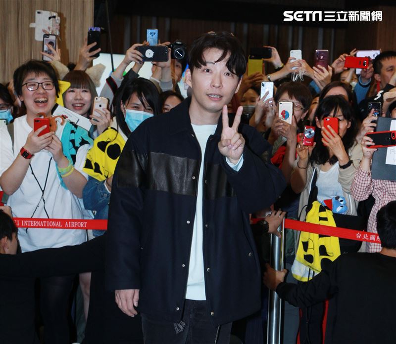 以「月薪嬌妻｣演員身分爆紅星野源，飛抵台北會粉絲。（記者邱榮吉/攝影）