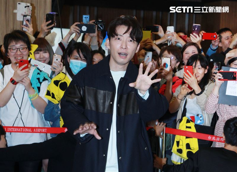 以「月薪嬌妻｣演員身分爆紅星野源，飛抵台北會粉絲。（記者邱榮吉/攝影）
