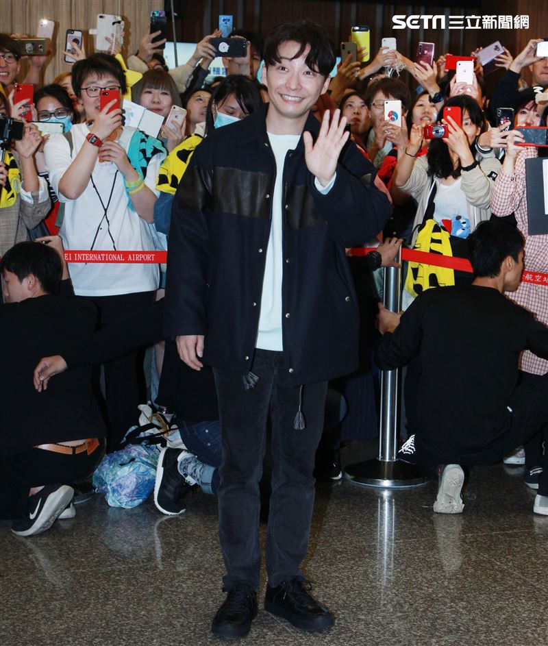 以「月薪嬌妻｣演員身分爆紅星野源，飛抵台北會粉絲。（記者邱榮吉/攝影）