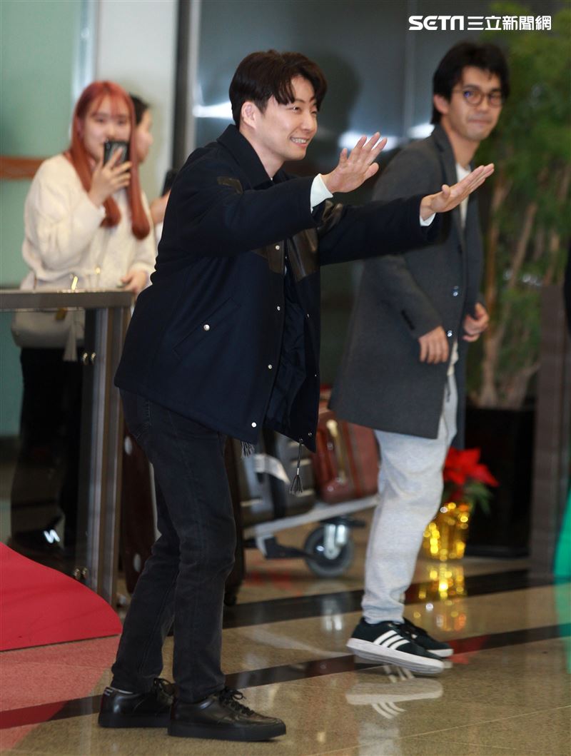 以「月薪嬌妻｣演員身分爆紅星野源，飛抵台北會粉絲。（記者邱榮吉/攝影）