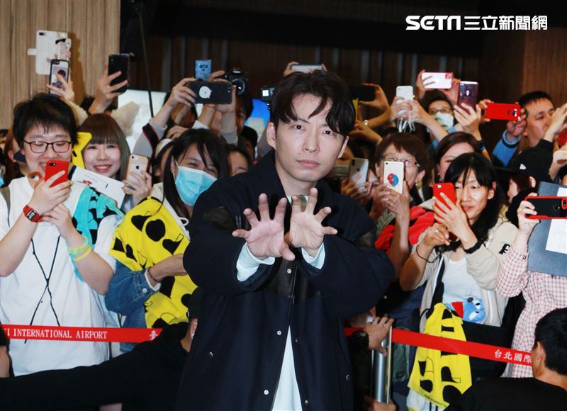 以「月薪嬌妻｣演員身分爆紅星野源，飛抵台北會粉絲。（記者邱榮吉/攝影）