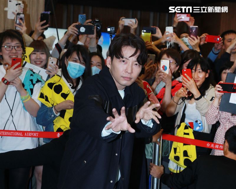 以「月薪嬌妻｣演員身分爆紅星野源，飛抵台北會粉絲。（記者邱榮吉/攝影）