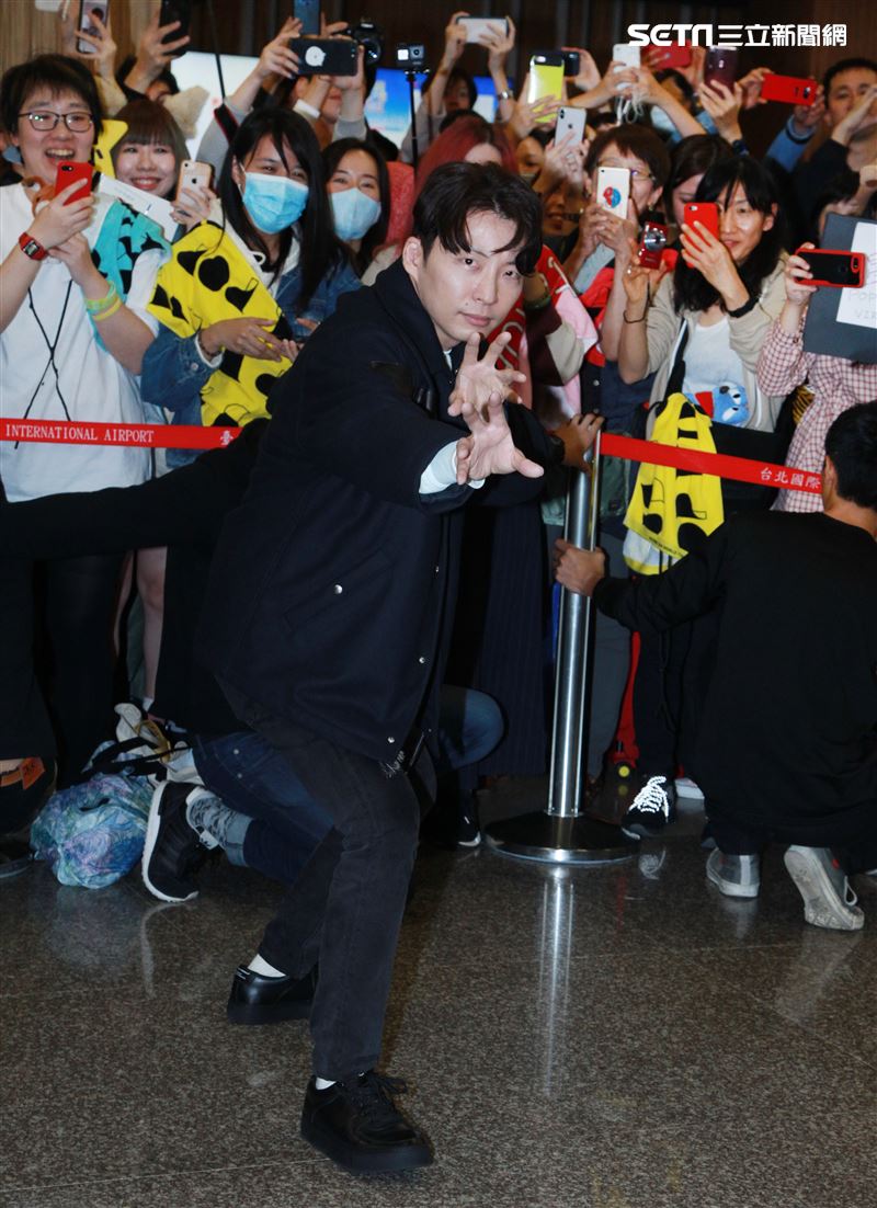 以「月薪嬌妻｣演員身分爆紅星野源，飛抵台北會粉絲。（記者邱榮吉/攝影）