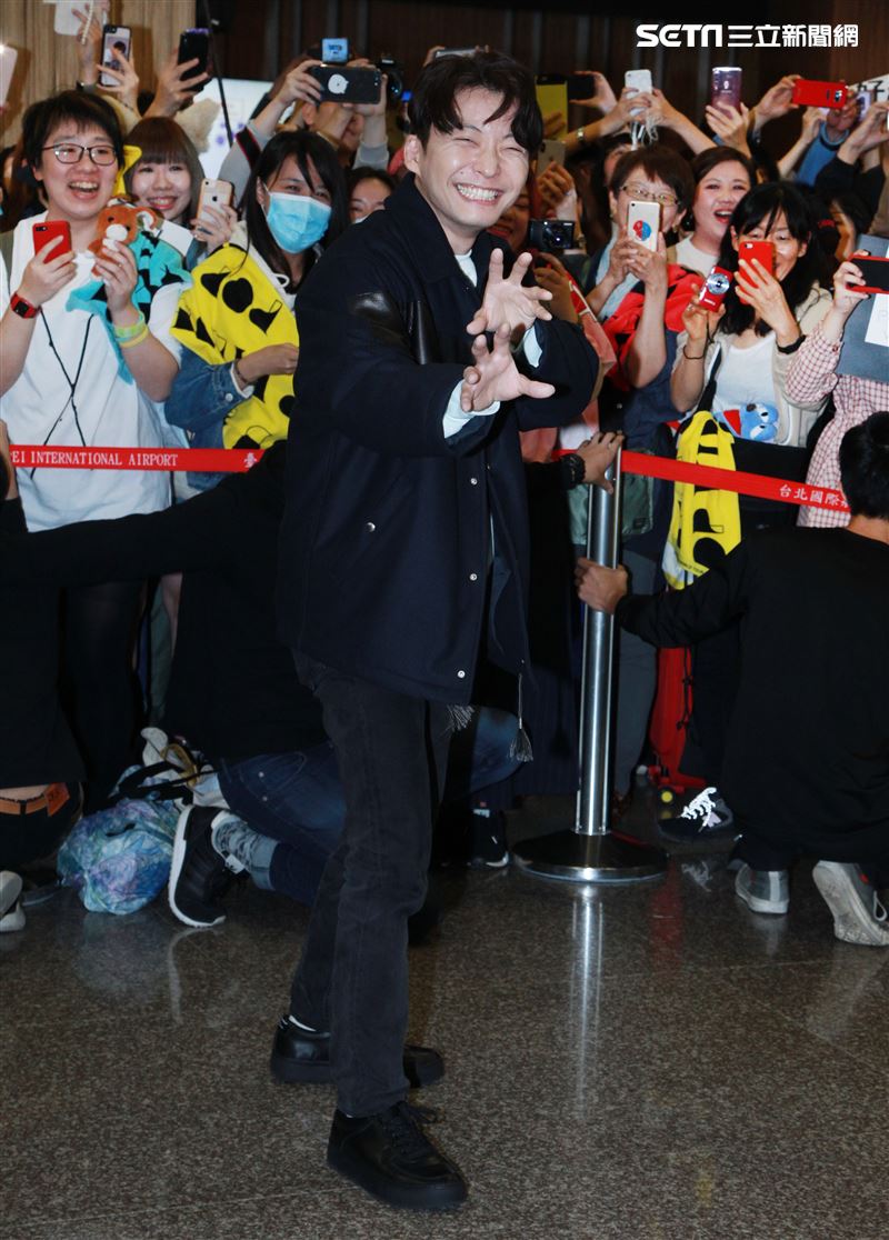 以「月薪嬌妻｣演員身分爆紅星野源，飛抵台北會粉絲。（記者邱榮吉/攝影）