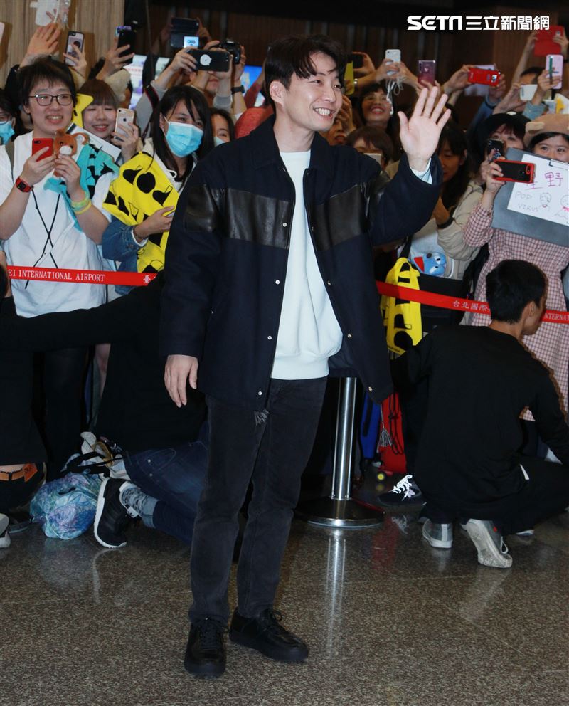 以「月薪嬌妻｣演員身分爆紅星野源，飛抵台北會粉絲。（記者邱榮吉/攝影）