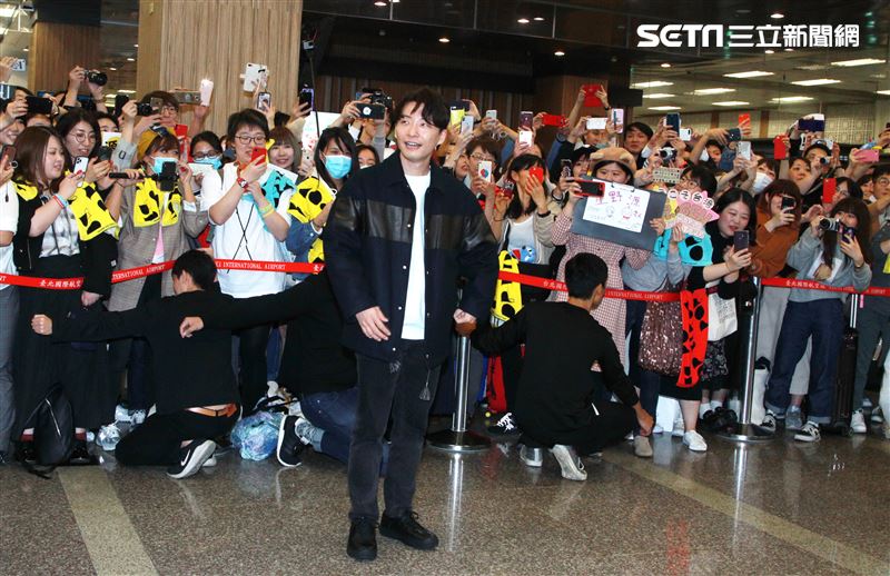 以「月薪嬌妻｣演員身分爆紅星野源，飛抵台北會粉絲。（記者邱榮吉/攝影）