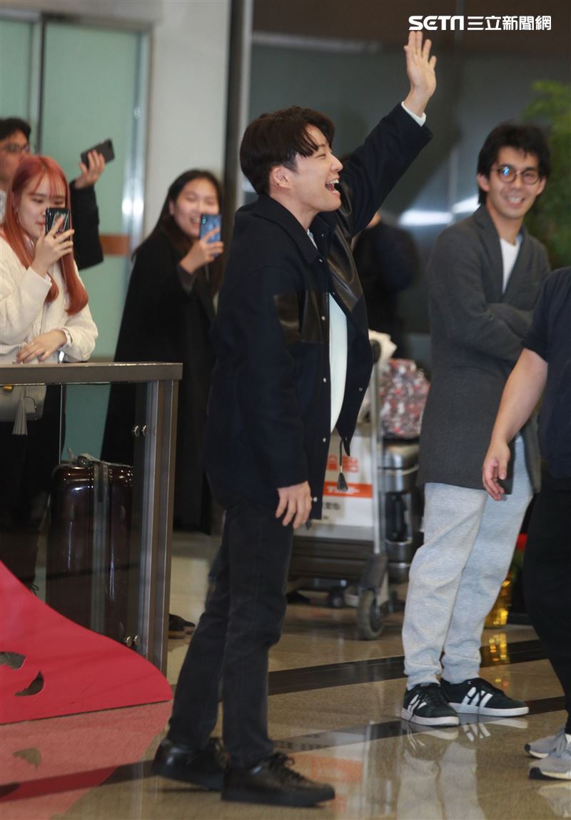 以「月薪嬌妻｣演員身分爆紅星野源，飛抵台北會粉絲。（記者邱榮吉/攝影）