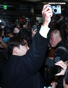 以「月薪嬌妻｣演員身分爆紅星野源，飛抵台北會粉絲。（記者邱榮吉/攝影）