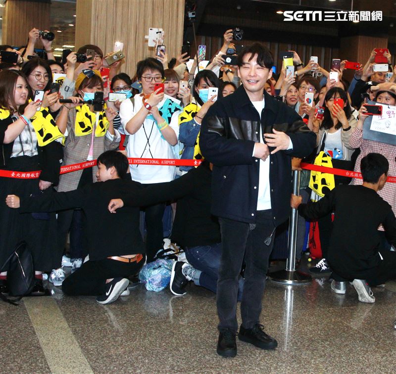 以「月薪嬌妻｣演員身分爆紅星野源，飛抵台北會粉絲。（記者邱榮吉/攝影）
