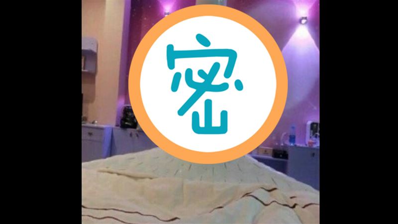 摩鐵躺床「擎天柱」占滿視線　他崩潰
