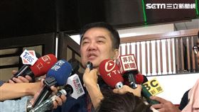 遠航董事長張綱維接受訪問後離開北檢（楊佩琪攝）